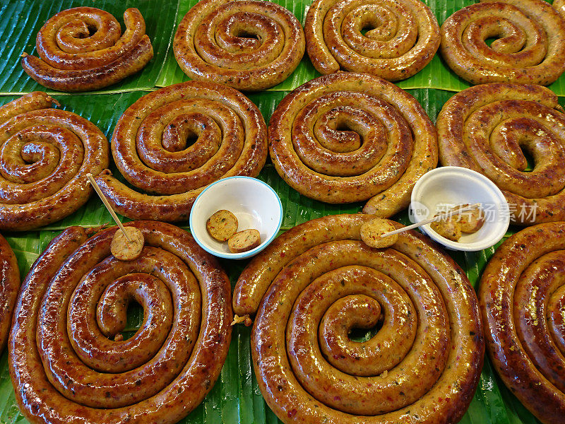 泰国北部的“Sai Or”传统香肠在新鲜市场。